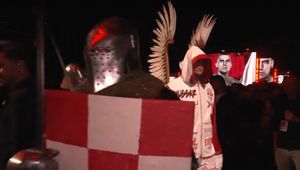 Szedł w otoczeniu polskich rycerzy, a z głośników leciała "Rota"