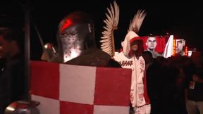 Szedł w otoczeniu polskich rycerzy, a z głośników leciała "Rota"