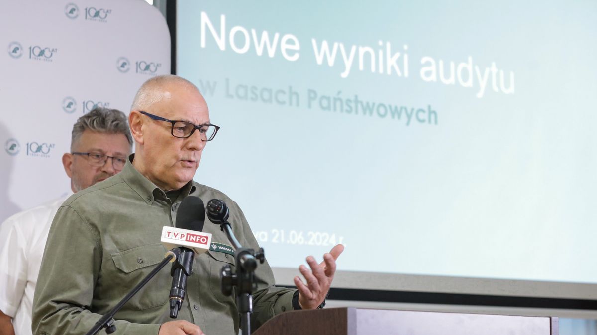 Warszawa, 21.06.2024. Dyrektor Generalny Lasów Państwowych Witold Koss (L) i wicedyrektor Jerzy Fijas (P) podczas konferencji prasowej w siedzibie DGLP w Warszawie, 21 bm. Konferencja dotyczyła wyników audytu prowadzonego w organizacji. (ad) PAP/Tomasz Gzell