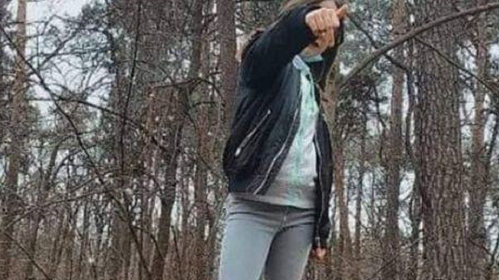 Dziewczynka skakała po grobach poległych żołnierzy