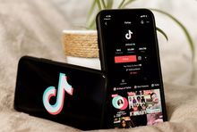 TikTok na smartfonach, fot. unsplash