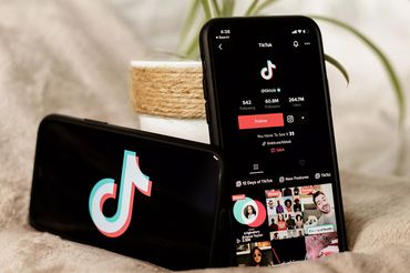 TikTok na smartfonach, fot. unsplash