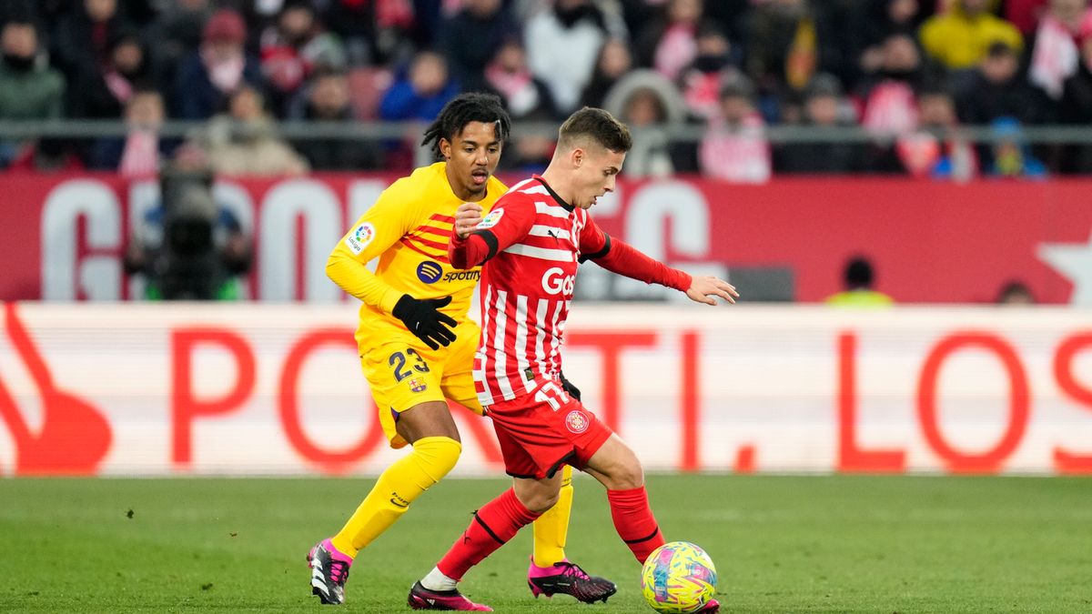 PAP/EPA / SIU WU  / Na zdjęciu: Jules Kounde i Rodrigo 'Roro' Riquelme 