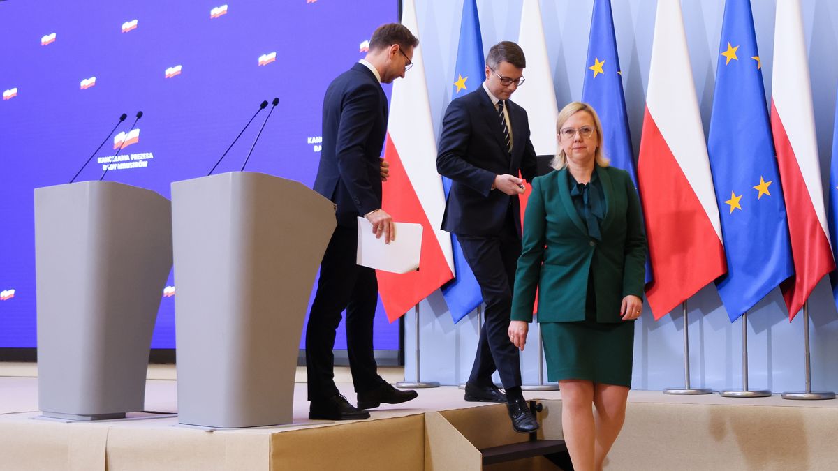 Na zdjęciu Anna Moskwa schodząca z podestu po konferencji prasowej w KPRM. Za nią są Piotr Müller i Waldemar Buda pogrążeni w rozmowie