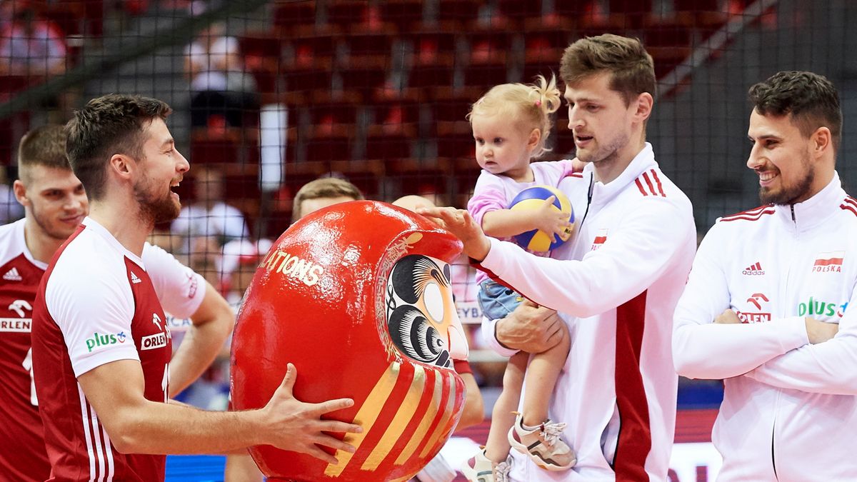 Zdjęcie okładkowe artykułu: PAP / Adam Warżawa / Na zdjęciu: siatkarze reprezentacji Polski (od lewej): Michał Kubiak, Piotr Nowakowski i Fabian Drzyzga, z tradycyjną japońską lalką Daruma