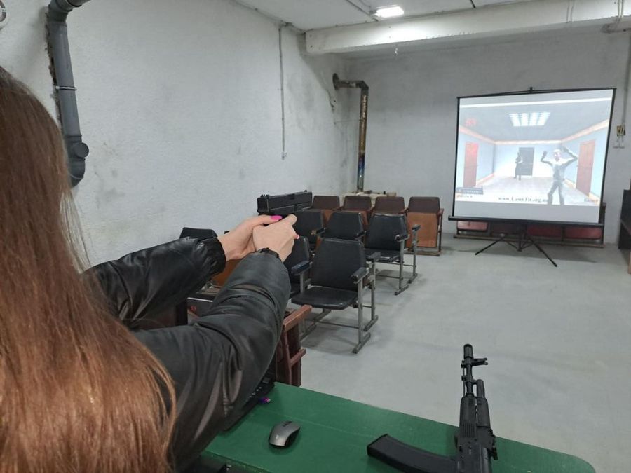 Ukraińscy uczniowie ćwiczą strzelanie na interaktywnych systemach