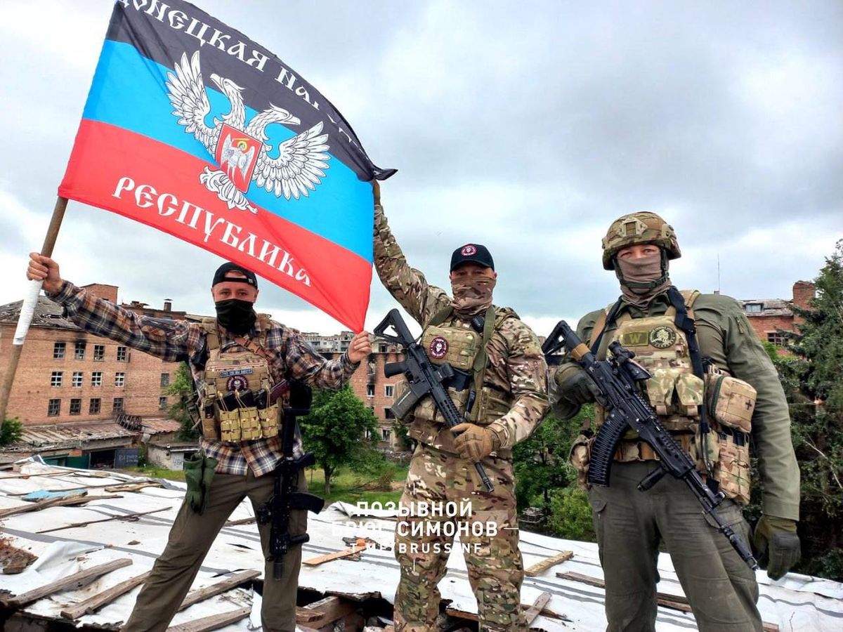 Bojownicy Grupy Wagnera z flagą Noworosji w Bachmucie