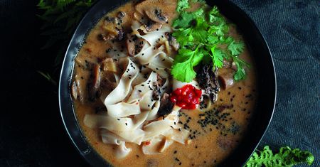 Grzybowy ramen z masłem orzechowym
