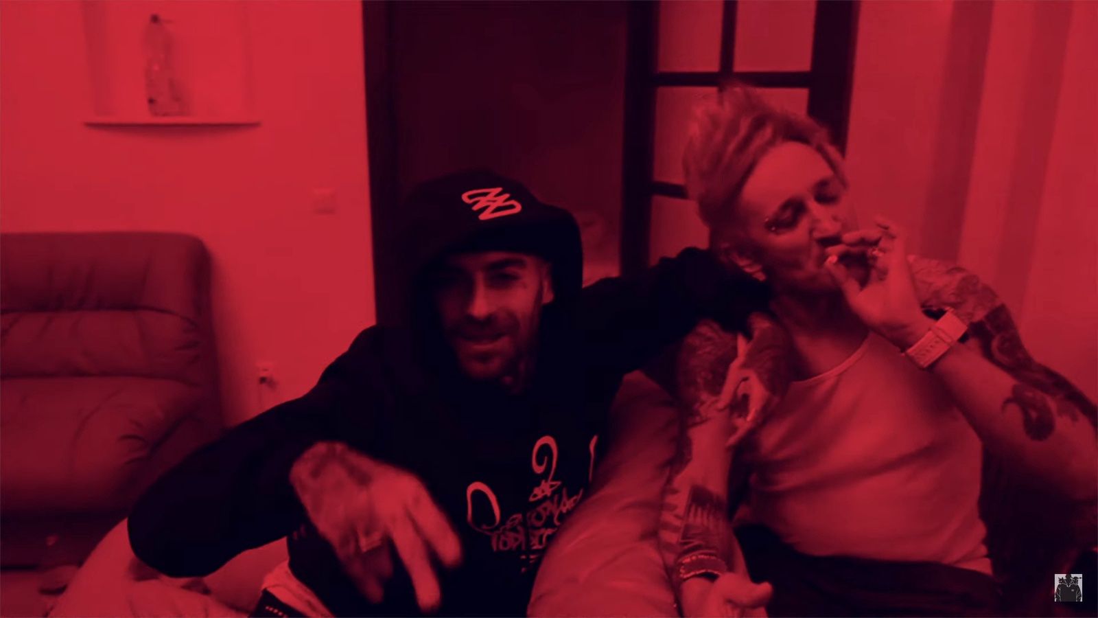 Quebonafide i Michał Wiśniewski w teledysku "Pije wóde i słucham Ich Troje"