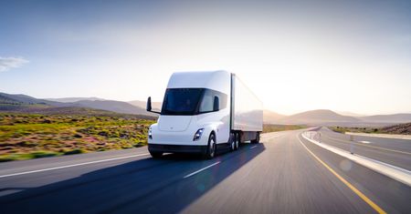 Nowe wieści na temat baterii Tesli Semi. Nawet 800 km zasięgu
