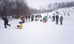 Cztery lata od tragedii. Dzieci nadal zjeżdżają wprost na śmietniki i latarnie