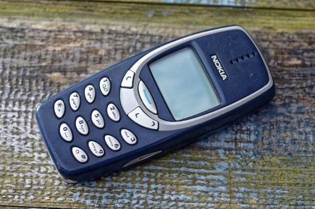 Nokia 3310 przez jakiś czas była synonimem niezniszczalności (Lenscap Photography / Shutterstock.com)