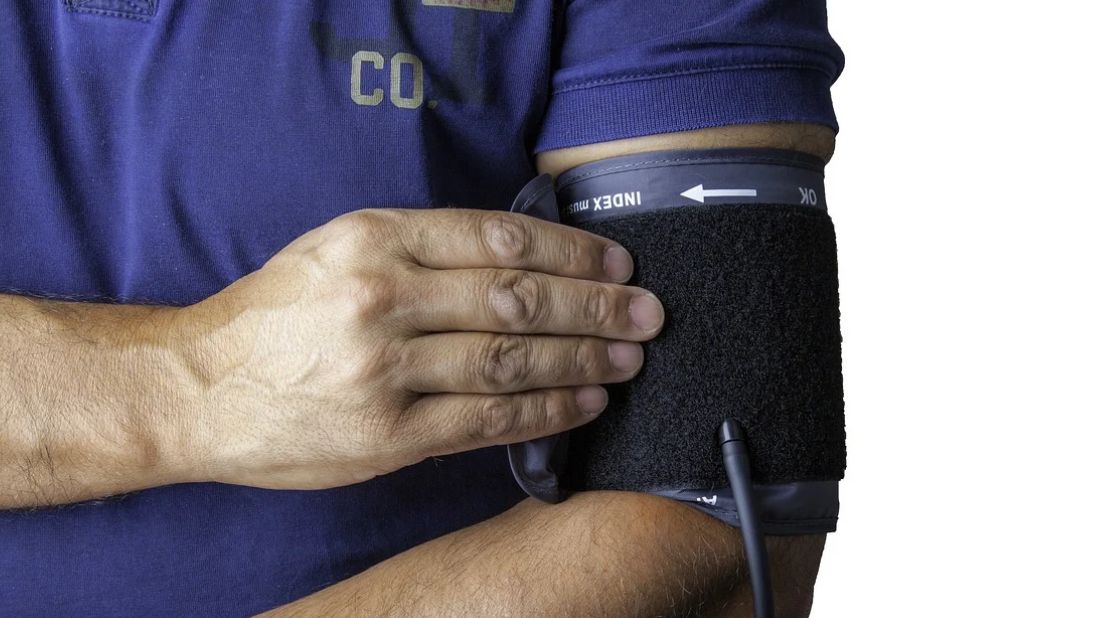 Sfigmomanometr to aparat do pośredniego pomiaru ciśnienia tętniczego krwi. Urządzenie składa się z mankietu zakładanego na ramię lub nadgarstek oraz połączonego z nim układu pomiarowego.