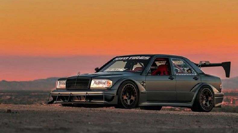 Wygląda jak wyścigówka DTM, lecz jest od niej zdecydowanie mocniejszy.