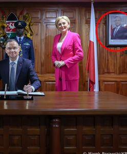 Duda na zdjęciu w Kenii. Szczegół przykuwa uwagę