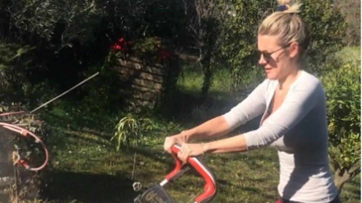 Hedvika Kollerova w czasie prac przy posiadłości w Monako