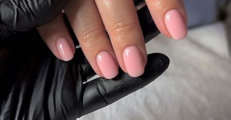 Manicure, który odmładza dłonie. Już nie pomalujesz paznokci na inny kolor