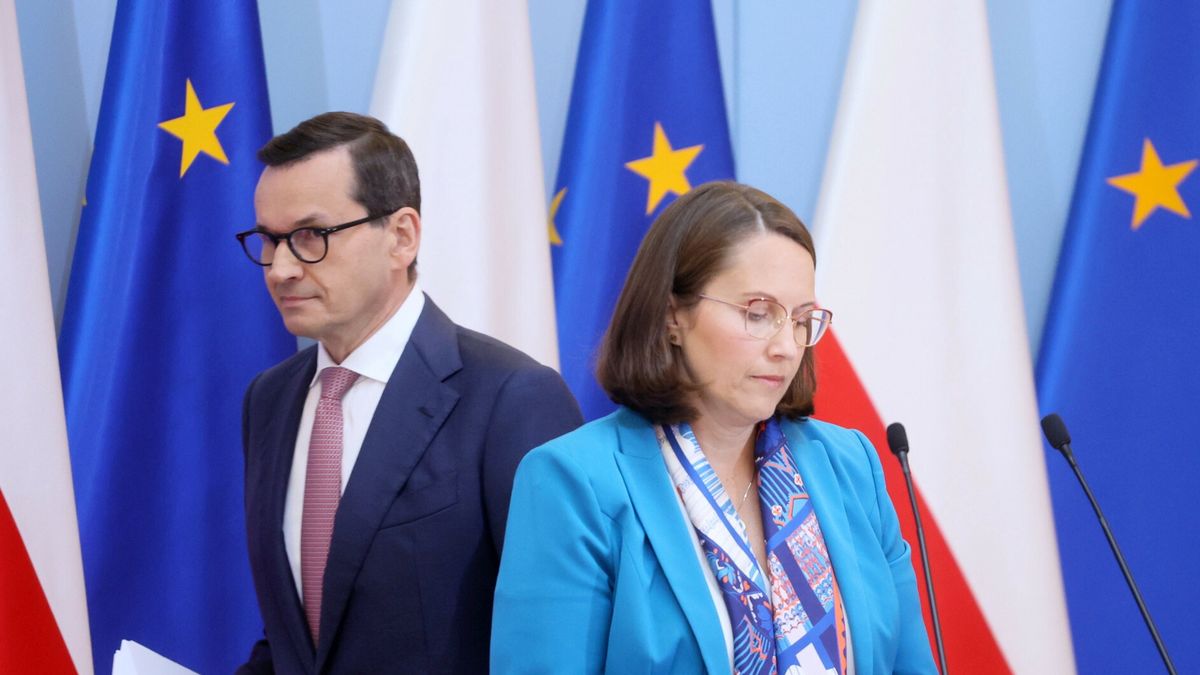 Na zdjęciu: premier Mateusz Morawiecki i minister finansów Magdalena Rzeczkowska podczas prezentacji budżetu na 2024 r. 