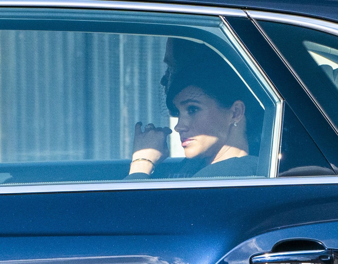 Internauci utrzymują, że Meghan "jako jedyna płakała po królowej", a ekspertka analizuje jej mowę ciała