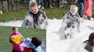 Jest Lany Poniedziałek - to musi być mokro. Takiej zasadzie hołdowali w Oświęcimiu, na osiedlu Zasole, gdzie rozegrano wielką wodną bitwę.