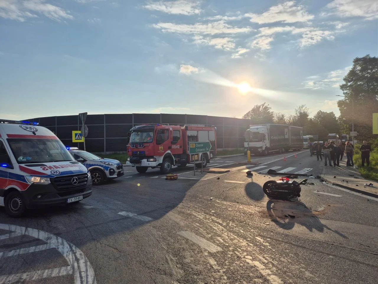 Poważny wypadek w powiecie opatowskim. Śmigłowiec LPR zabrał nieprzytomnego motocyklistę [zdjęcia]