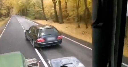 Mercedes kontra ciągnik. Rolnik ze Śląska wszystko nagrał