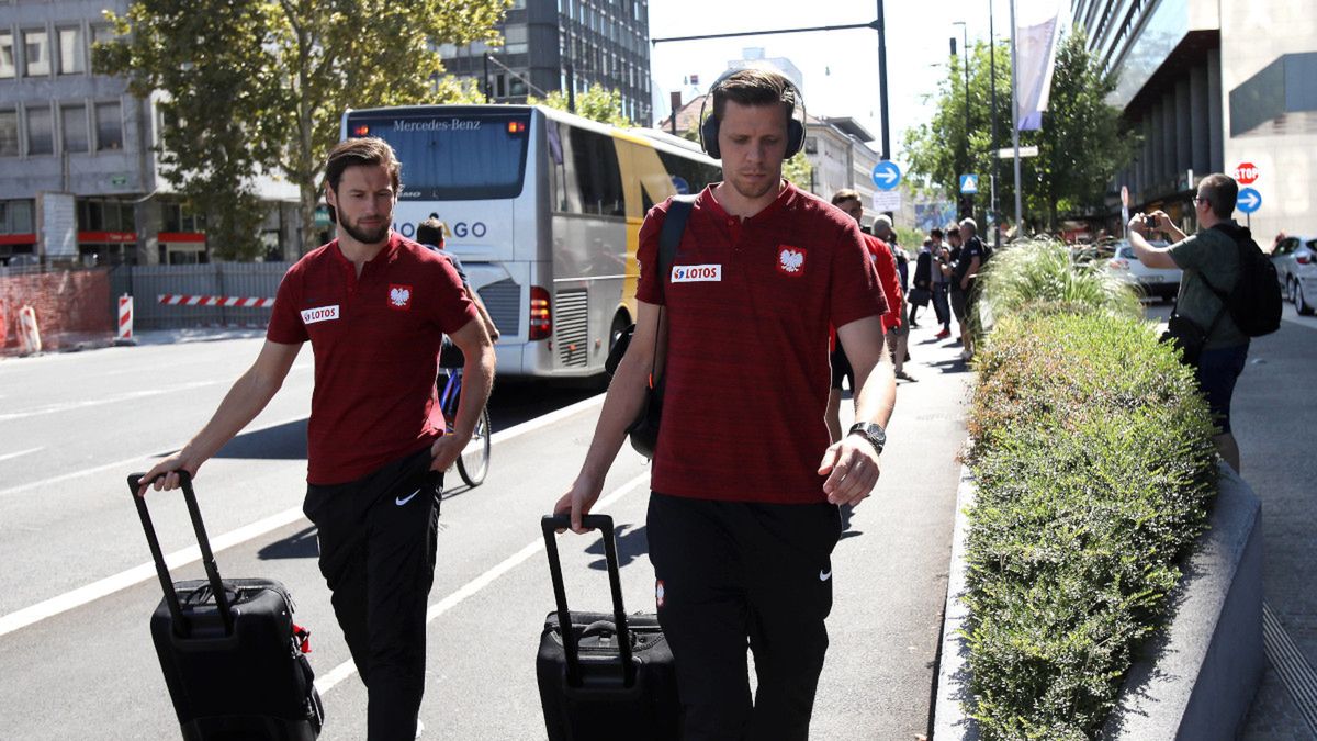 PAP / Leszek Szymański / Na zdjęciu: piłkarz reprezentacji Polski Grzegorz Krychowiak (z lewej) i bramkarz kadry Wojciech Szczęsny (z prawej)