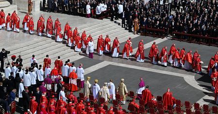 Folia na oknach podczas konklawe. W takich warunkach głosują kardynałowie