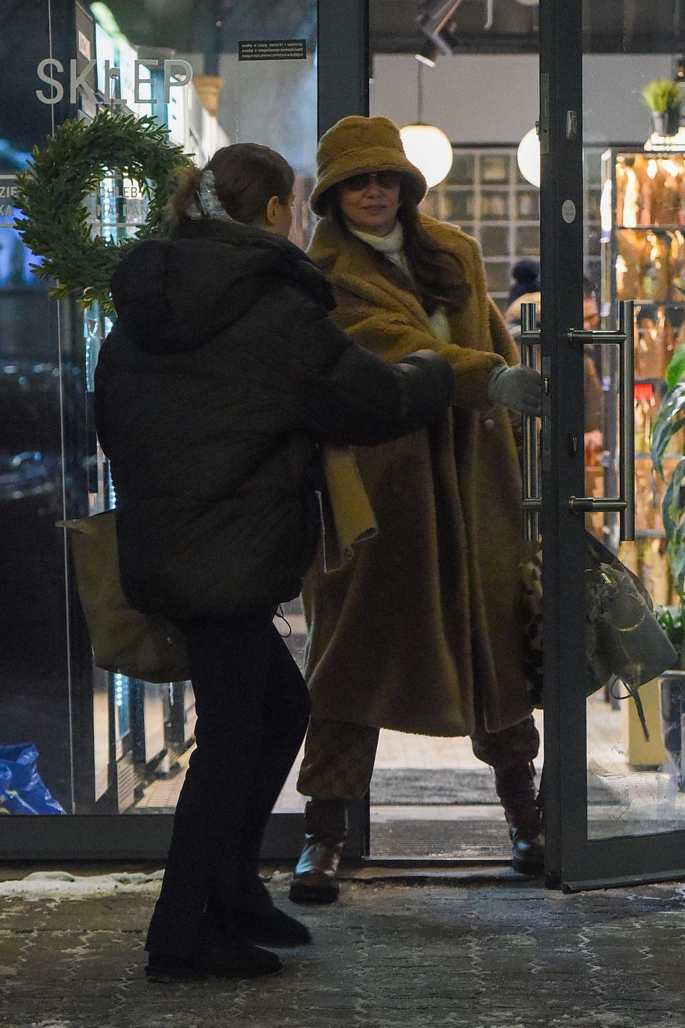 Wystylizowana Kinga Rusin robi rundkę po mieście