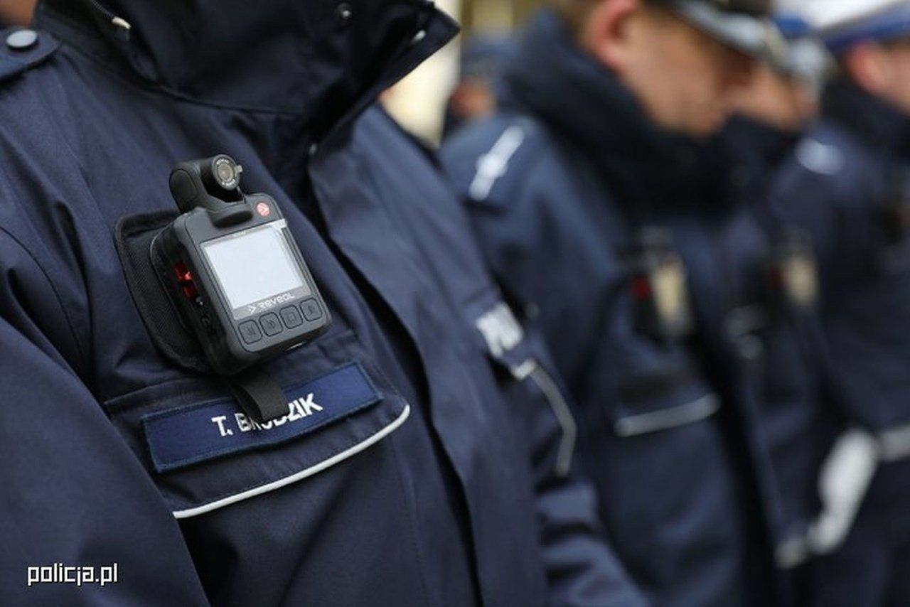 Czynności, jakie policjanci przeprowadzili w listopadzie 2024 roku w związku z zatrzymaniem mieszkańca Inowrocławia, zostały utrwalone dzięki kamerom, w jakie wyposażeni są mundurowi. Całość opublikowano na kanale &#34;audyt obywatelski&#34;