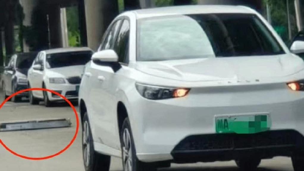 Akumulator wypadł z samochodu elektrycznego na jednej z chińskich ulic