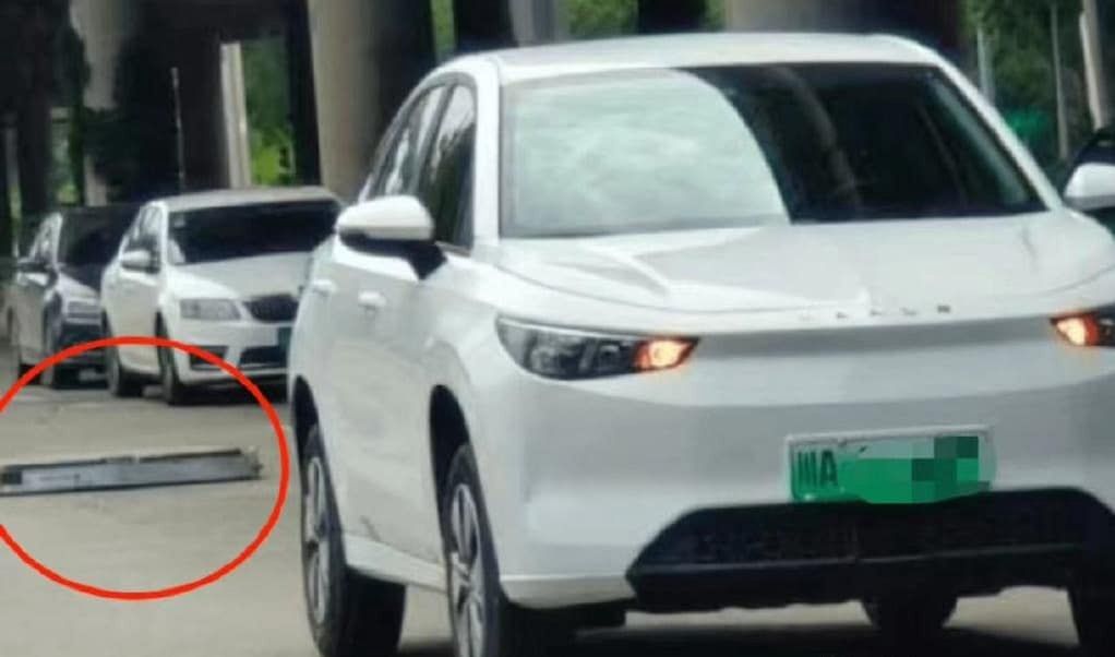 Akumulator wypadł z samochodu elektrycznego na jednej z chińskich ulic