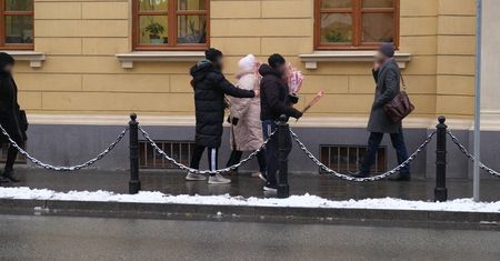 Chodzą po centrum Lublina i wręczają przechodniom róże. Gdy ktoś przyjmie kwiat, nalegają o zapłatę [ZDJĘCIA]