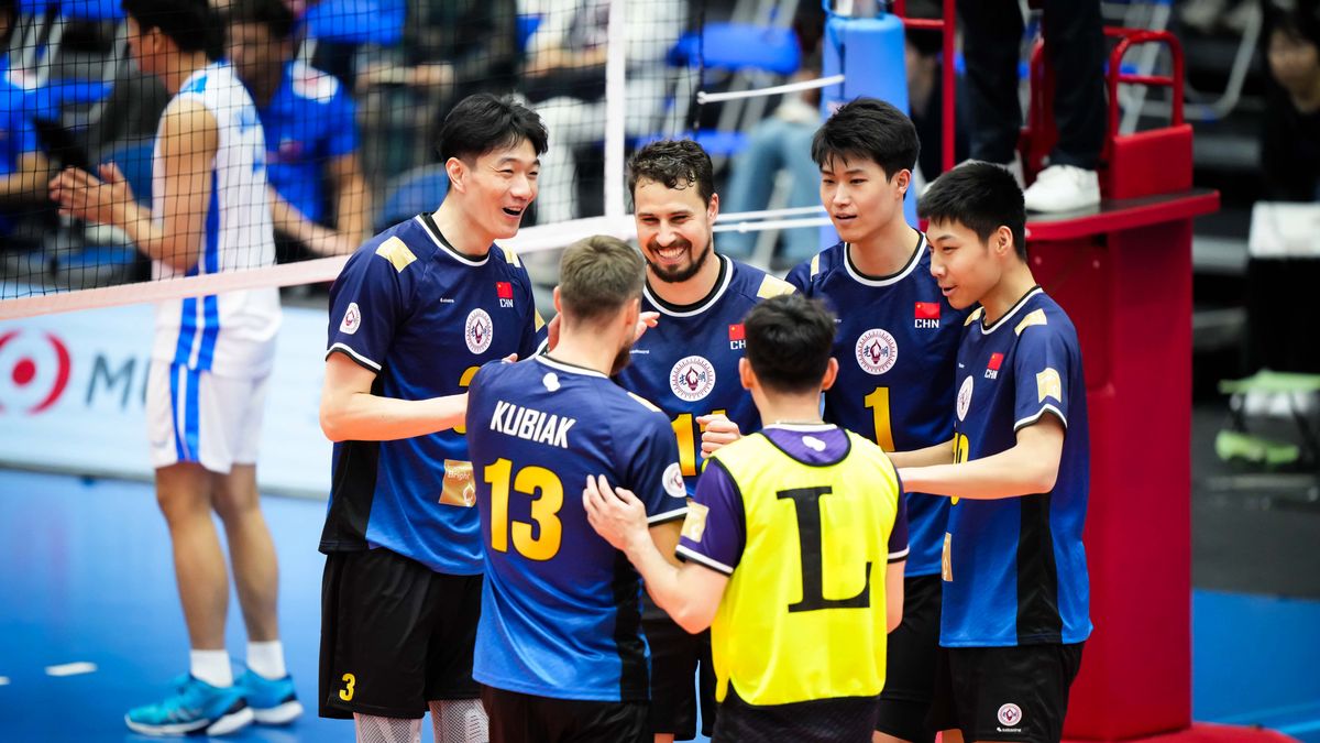 Materiały prasowe / asianvolleyball.net / Shanghai Bright z Fabianem Drzyzgą i Michałem Kubiakiem
