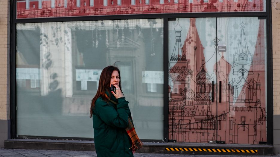 W reakcji na rozpętanie wojny w Ukrainie z Rosji biznes w Rosji wstrzymało wiele zachodnich firm. Na zdjęciu usta witryna sklepowa w Moskwie 