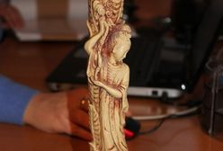 Świecznik z kości słoniowej wystawiony na sprzedaż