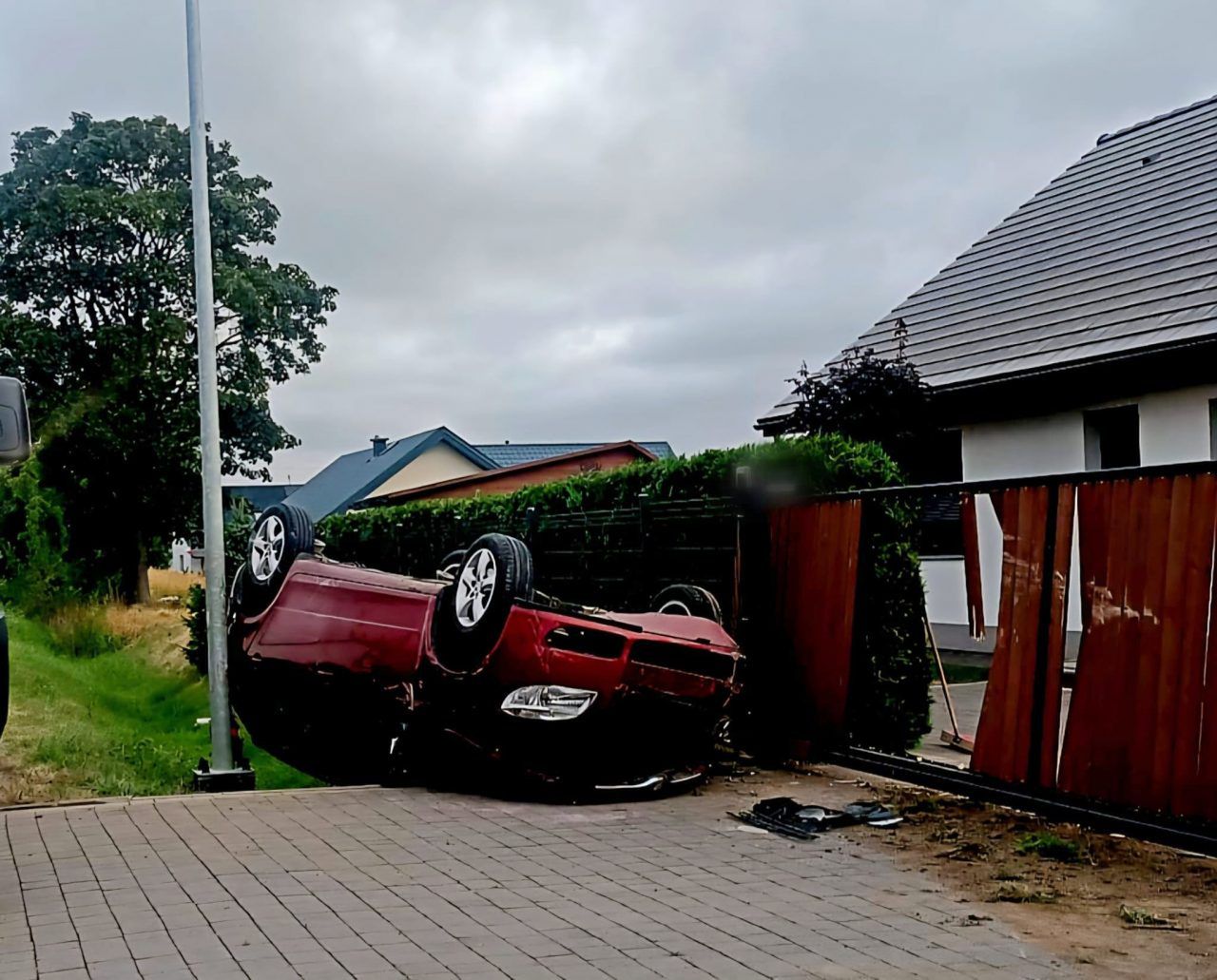 Skoda wypadła z drogi i uderzyła w ogrodzenie. Kierująca zasnęła