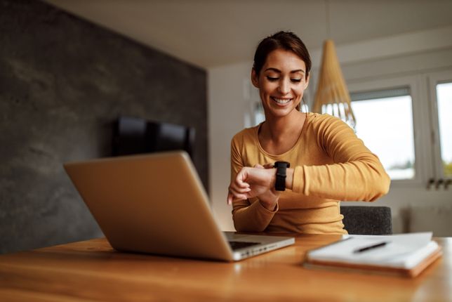 kobieta czas zegarek laptop praca home office spotkanie