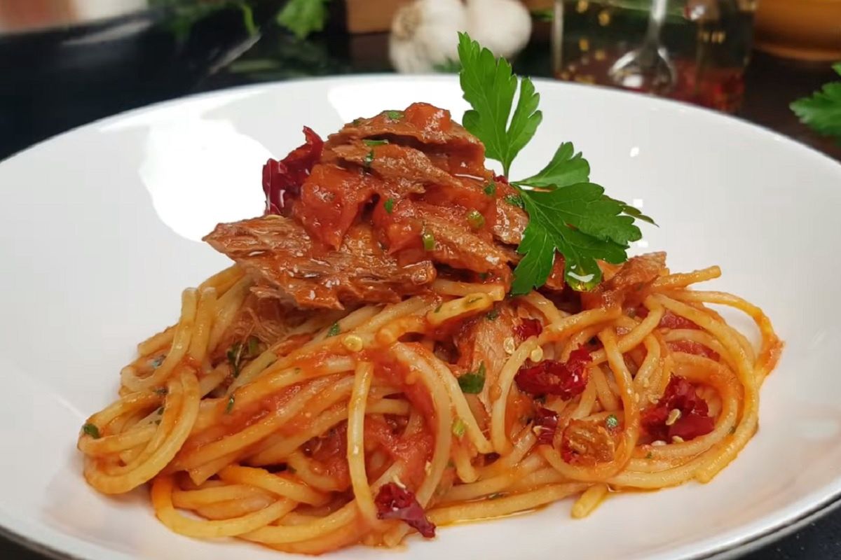 Spaghetti al tonno to jedno z prostszych dań. Wykonanie go nie zajmie ci dużo czasu. 