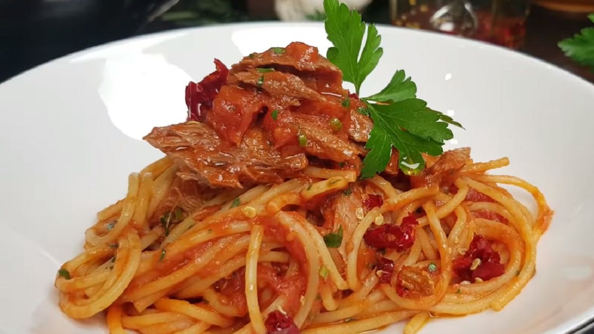 Spaghetti al tonno to jedno z prostszych dań. Wykonanie go nie zajmie ci dużo czasu. 