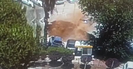 Lej krasowy "pożarł" samochody. Przerażające nagranie z parkingu w Jerozolimie