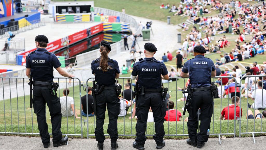 Zdjęcie okładkowe artykułu: Getty Images / Jasmin Walter - UEFA / Na zdjęciu: niemiecka policja w strefie kibica
