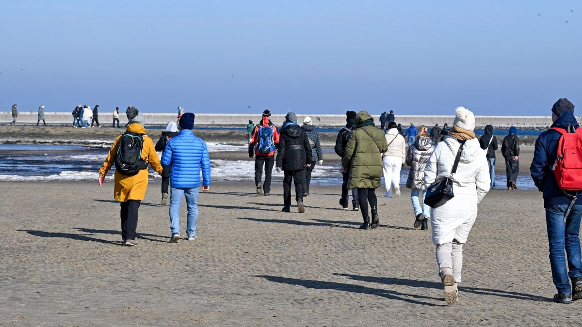 W weekend turyści licznie spacerowali po plaży w Świnoujściu