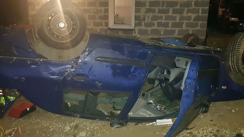 Małopolskie. Pijany ojciec rozbił auto. W środku 3 dzieci