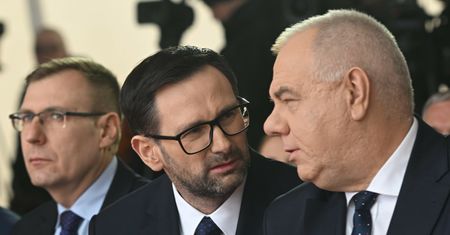 Giertych ws. Lotosu: kto wziął na boku pieniądze? Ekspert mówi o uchybieniach w transakcji