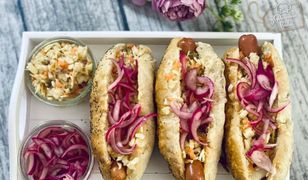 Hot dogi z surówka i marynowaną cebulą