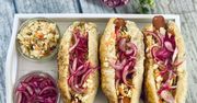 Hot-dogi z surówką i marynowaną cebulą