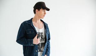 Rockowe koszulki męskie we współczesnych outfitach z pazurem