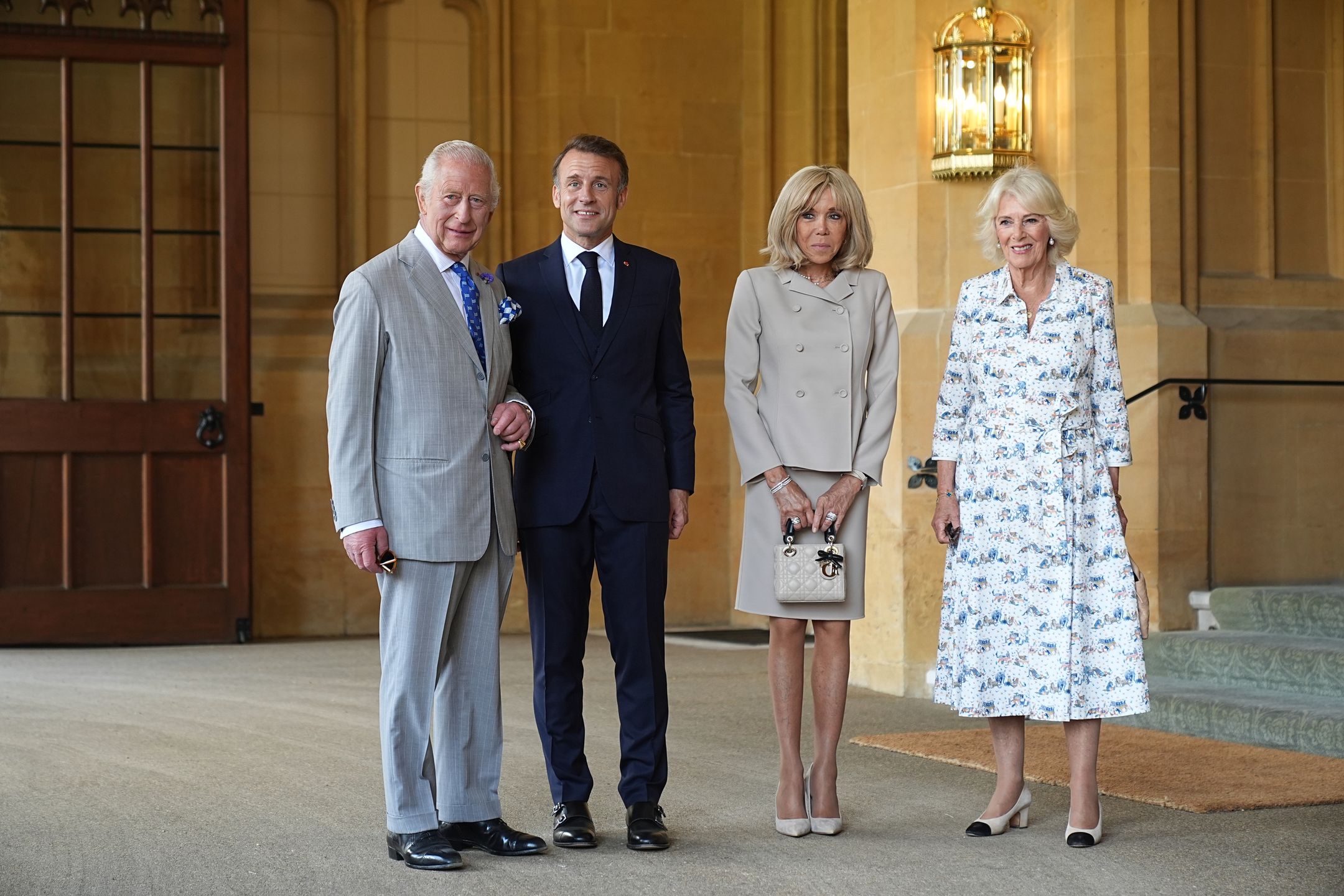 Macronowie oraz król Karol III i królowa Camilla