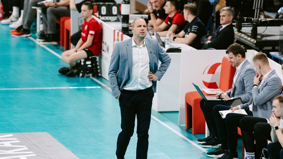 Trener Dominik Kwapisiewicz stoi na czele siedmioosobowego sztabu szkoleniowego Ślepska Malow Suwałki